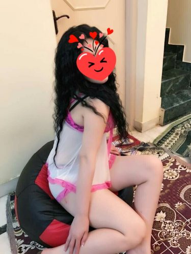 Kıvrak beyaz tenli bayan Gülen