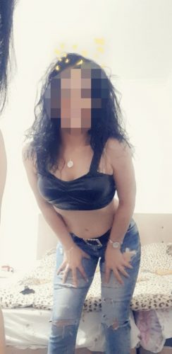 Kıvrak buğday tenli kız Berin