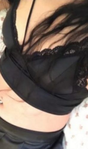 Kusursuz esmer escort Kamelya
